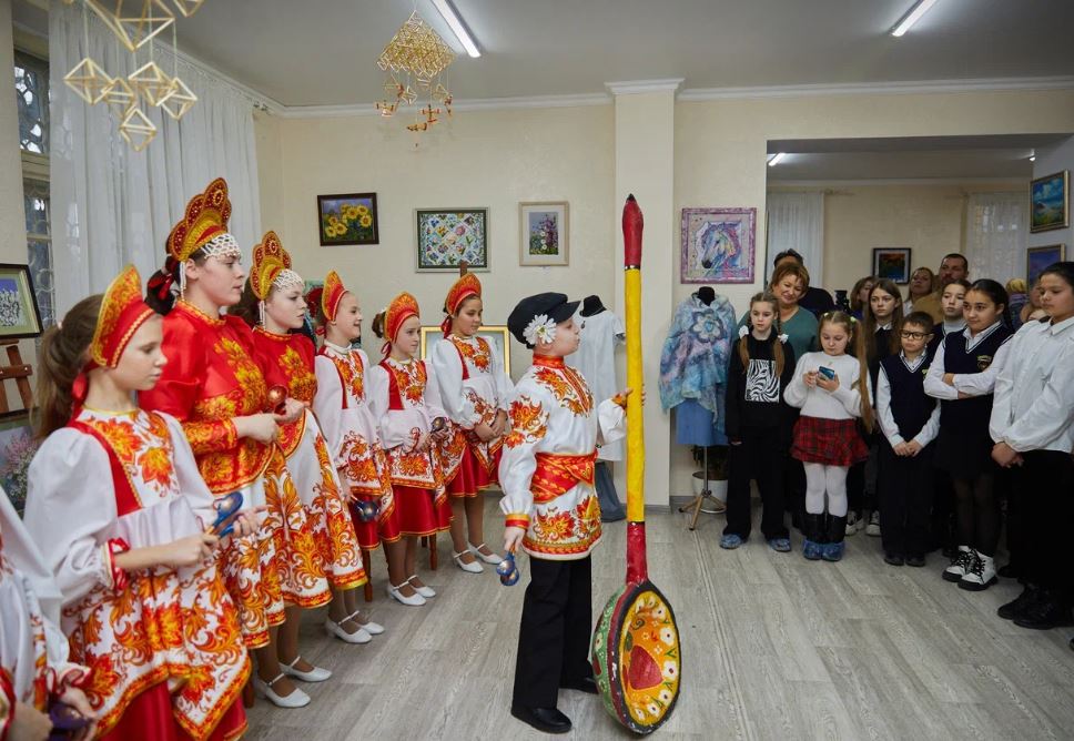 В Симферополе презентовали выставку «Волшебное дерево есть у меня»