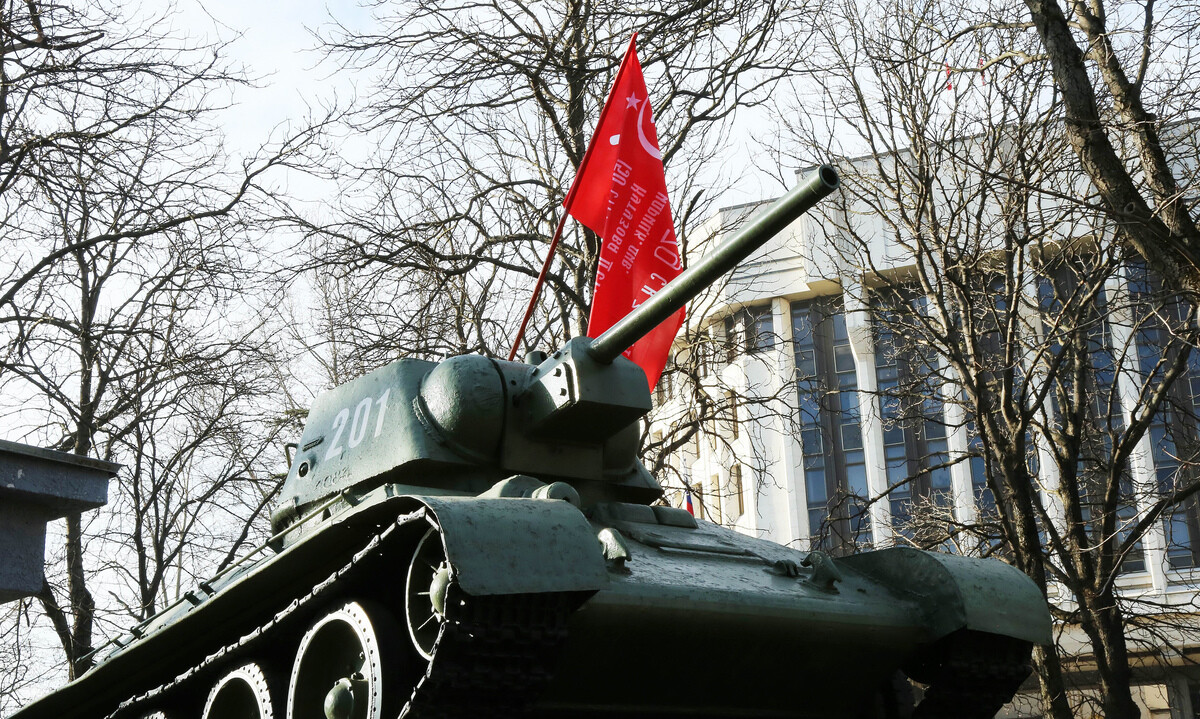 Sergey Aksyonov congratulated citizens of Simferopol on the 77th anniversary of the liberation of the city from Nazi invaders