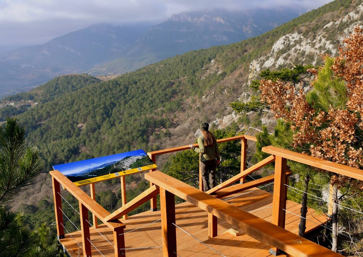 Смотровая площадка, беседки и мангальная зона: в Крыму модернизировали маршрут в ущелье Уч-Кош