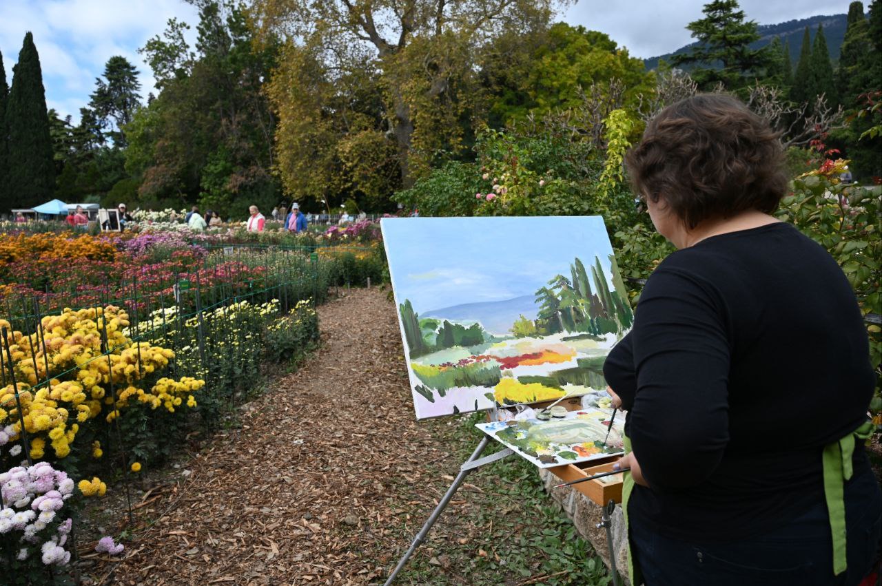 Стало известно, кто стал королевой бала хризантем в Никитском ботсаду