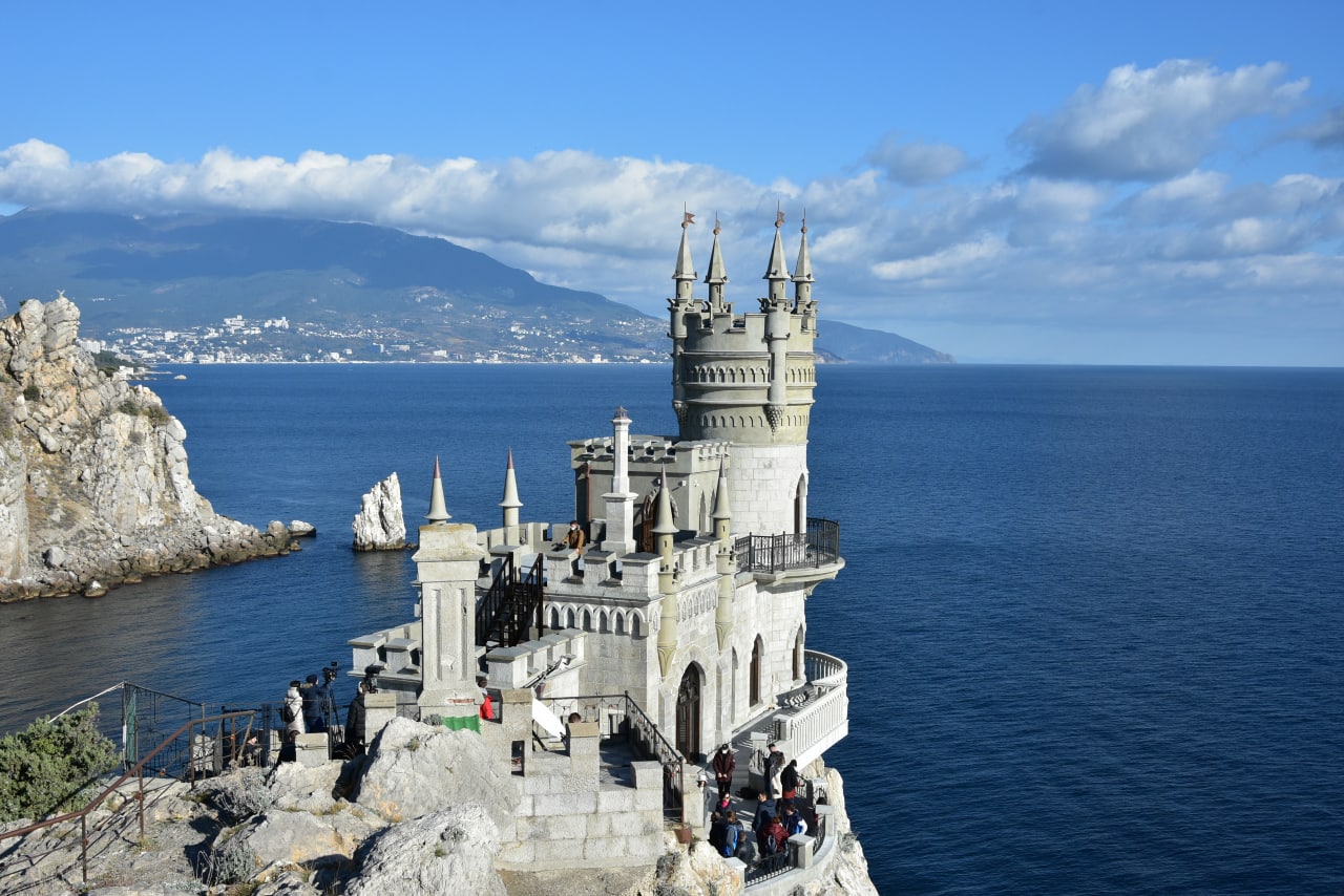 «Ласточкино гнездо» приглашает на выставку крымских пейзажей