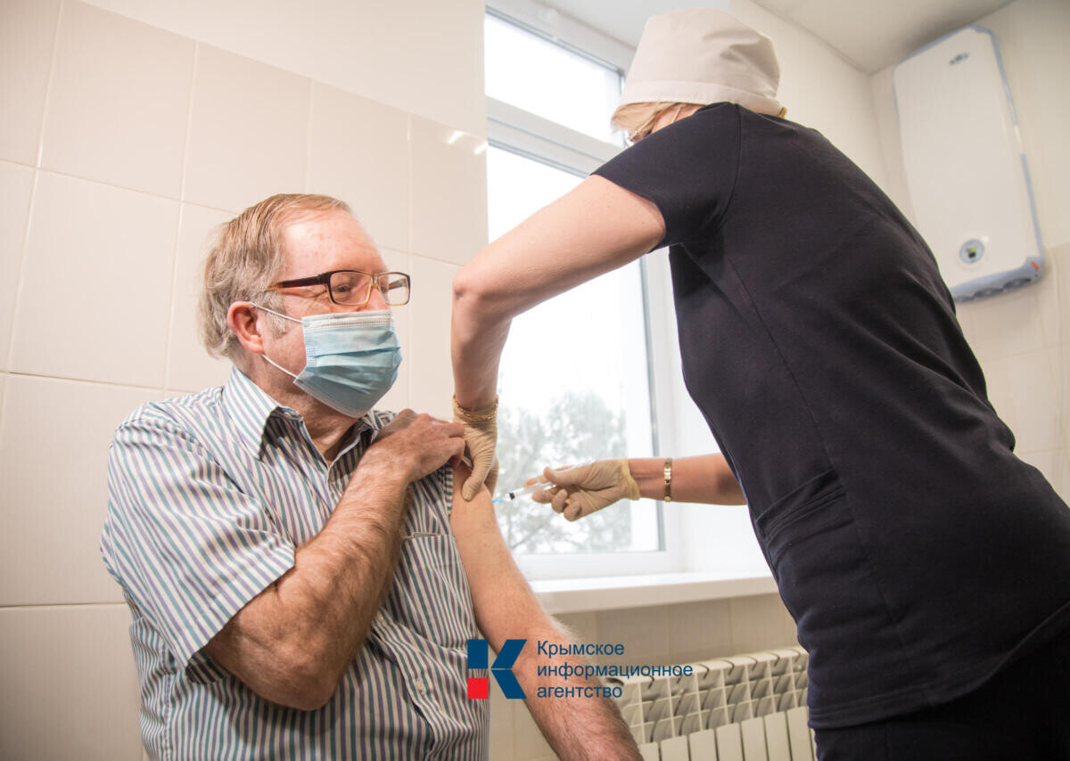 Citizen of USA received the Russian coronavirus vaccine in Crimea