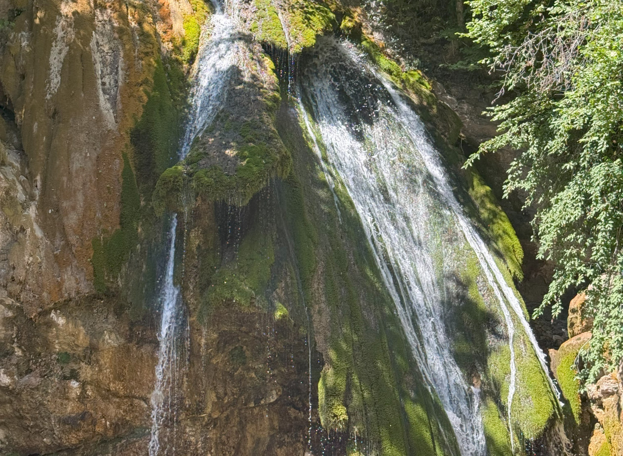 В объятиях воды и леса: фотопрогулка к водопаду Джур-Джур