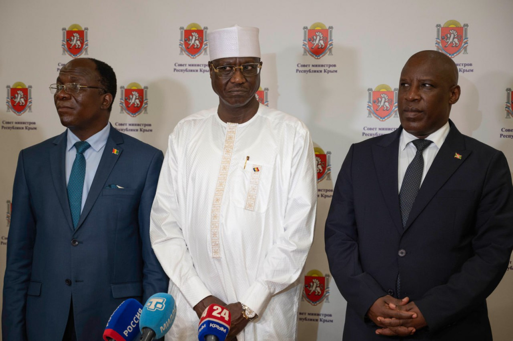 МАХАМУД В ЦЕНТРЕ ВЫРЕЗАТЬ.jpg