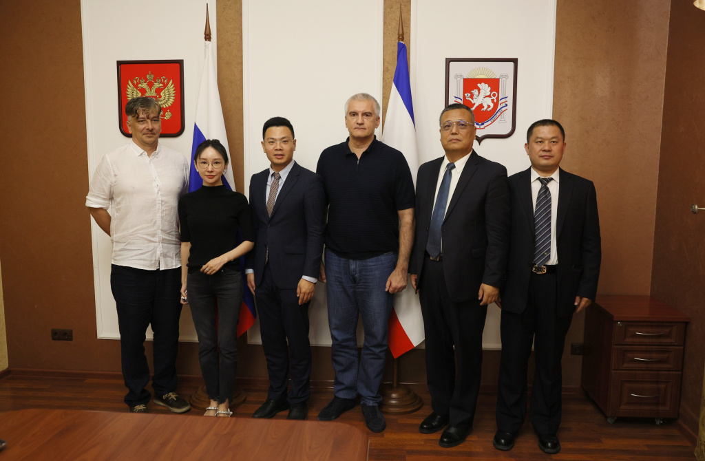 Глава РК Сергей Аксёнов с делегацией КНР SDV12858.jpg