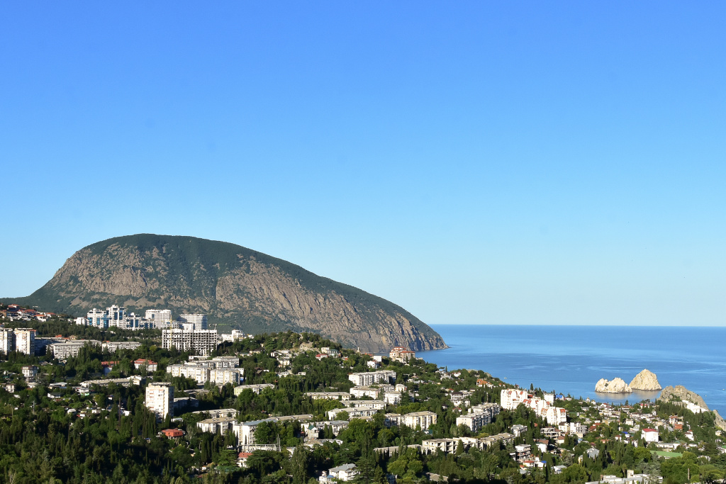 The Rock of Adalara, wh ere enterprising Praskovya Tikunova built her restaurant, Venice, in the early 20th century, almost a kilometre away fr om the shore. Аю-Даг. Гурзуф. Гала Амарандо (2).jpg