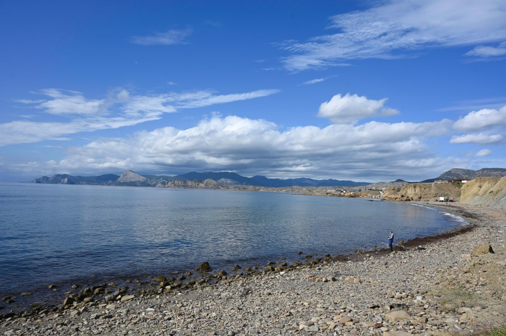 Можно открыть купальный сезон: где в Крыму самая тёплая вода в море