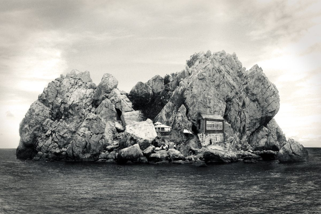 Reaching the unusual restaurant in the middle of the sea was a truly unique and challenging experience. адалар.jpg