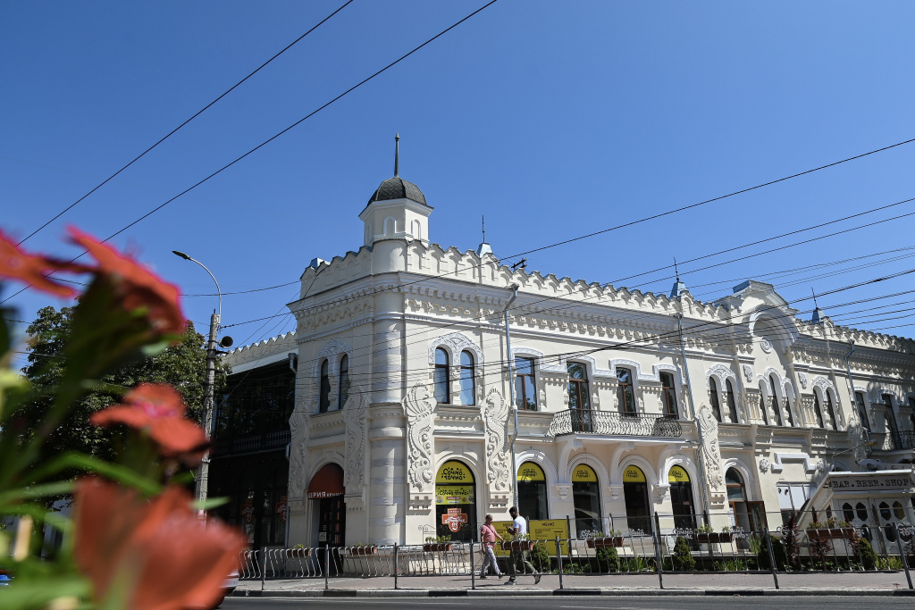 The house with dragons has been guarding the gastronomic traditions in Simferopol for 130 years. AGS_2296.jpg