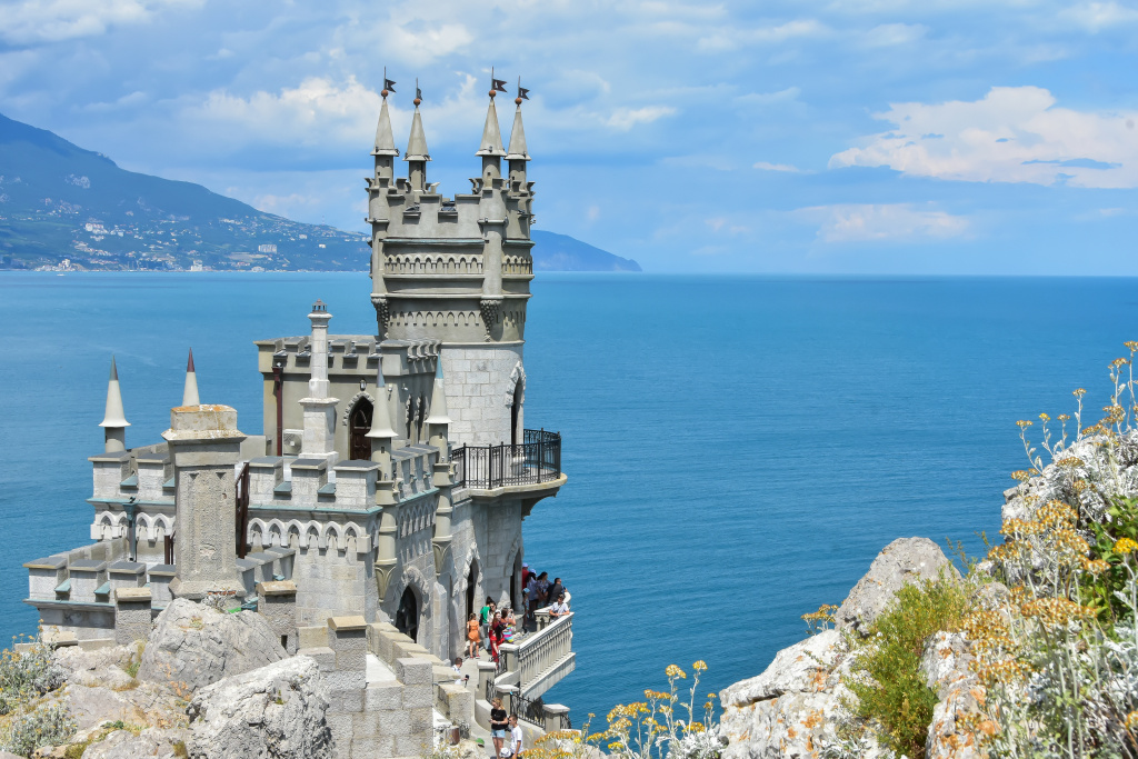 Swallow’s Nest, a miniature castle perched atop a steep cliff, amazed visitors with its unusual location as well as its exorbitant prices when it was a restaurant. Дворец_Ласточкино_гнездо_Гаспра_Большая_Ялта_Фото_с_Гала_Амарандо (3).jpg