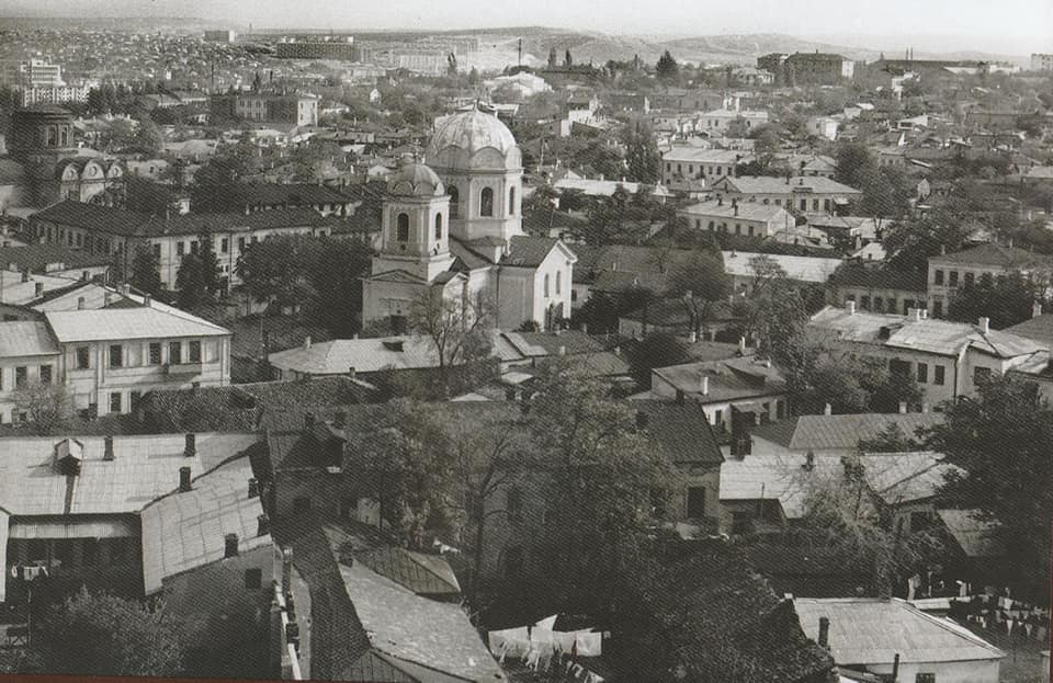 На старом снимке хорошо видно, что Свято-Троицкий собор был и остаётся духовным центром Симферополя. 01 (30).jpg