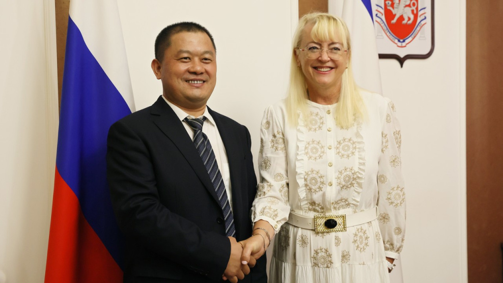 Заместитель Председателя Совета министров РК - министр финансов РК Ирина Кивико и член делегации КНР 64f9900823af98.51891298_SDV12904.jpg