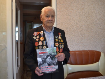 Партизану Нури Абибуллаеву подарили спецвыпуск «Крымского журнала»