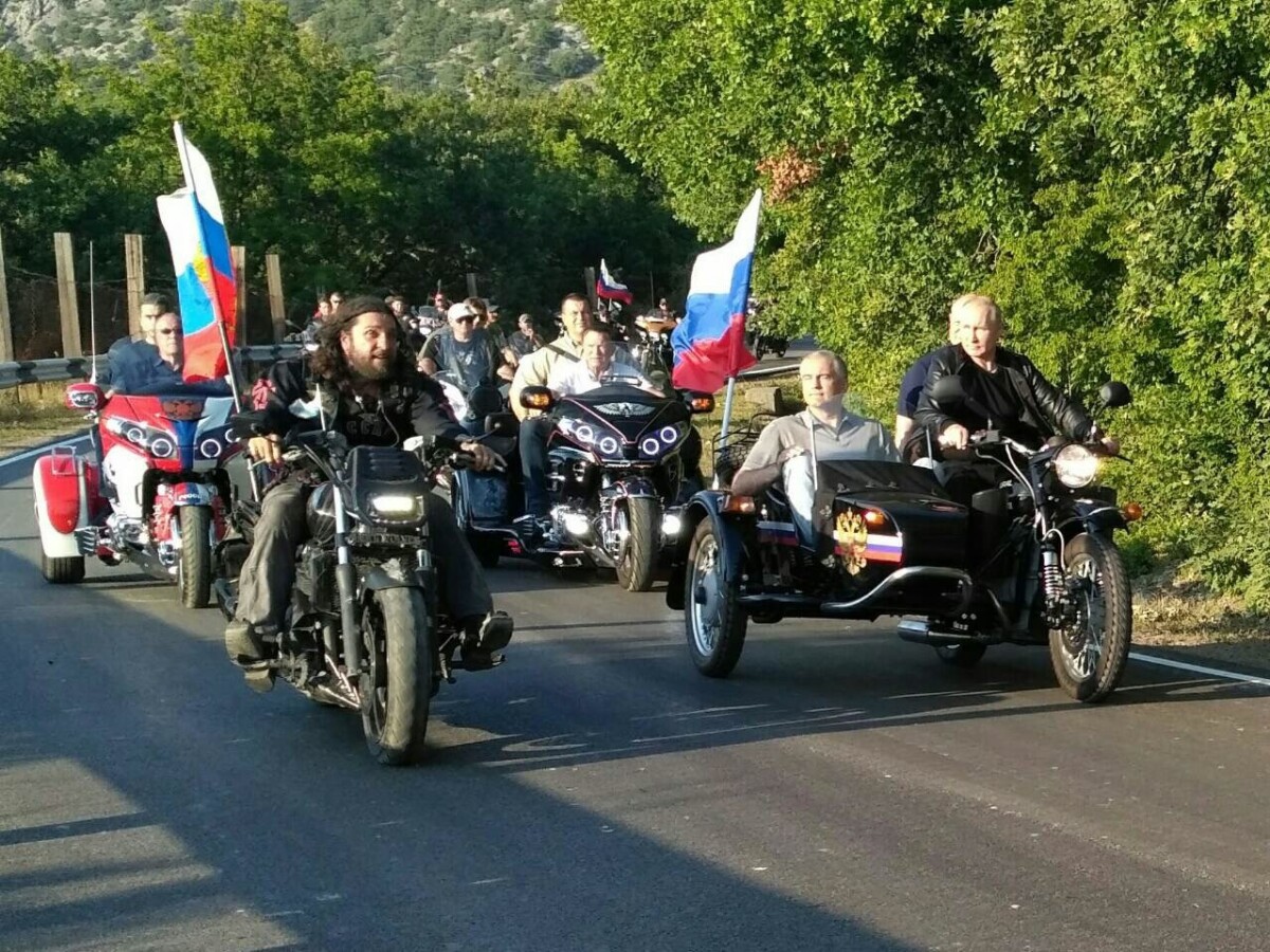 Владимир Путин приехал на байк-шоу в Севастополе на мотоцикле «Урал» (ФОТО)