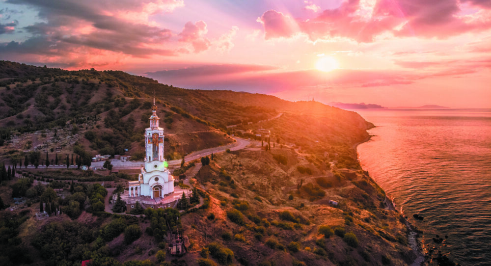 Топ мифов о Крыме: в Мраморной пещере нет мрамора, а храм-маяк в Малореченском не маяк?