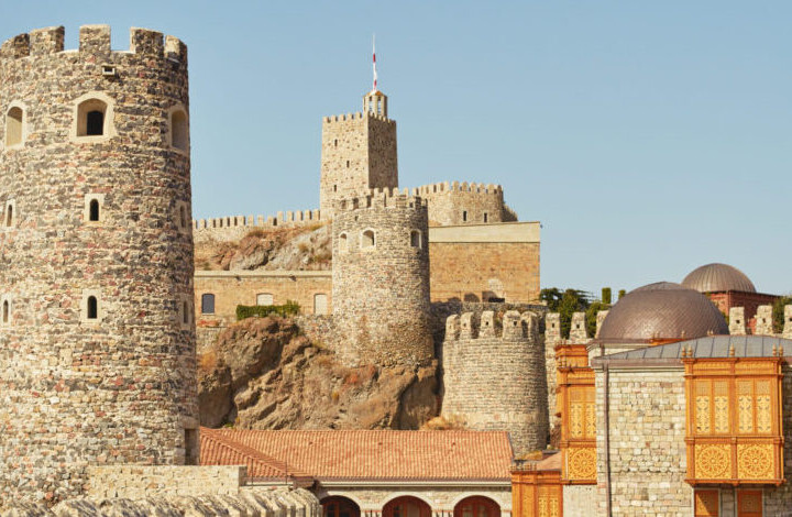Камень и вера: что объединяет Судакскую крепость в Крыму и крепость Рабат в Грузии