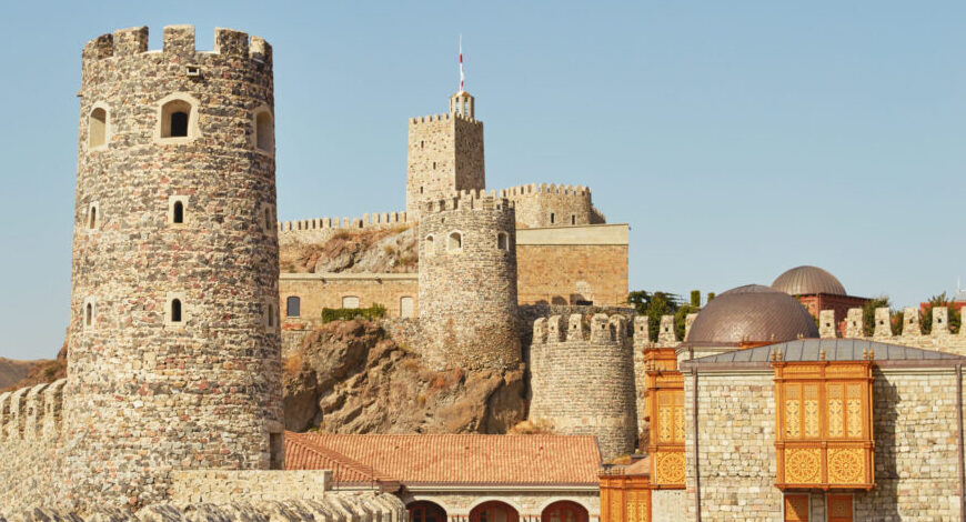 Камень и вера: что объединяет Судакскую крепость в Крыму и крепость Рабат в Грузии