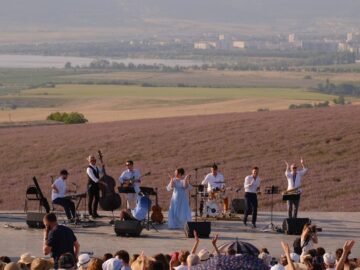 Джаз в лавандовых полях: в Крыму прошёл фестиваль «Природа искусства»