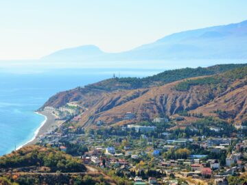 В Крыму инвесторы активно развивают восточное и западное побережья