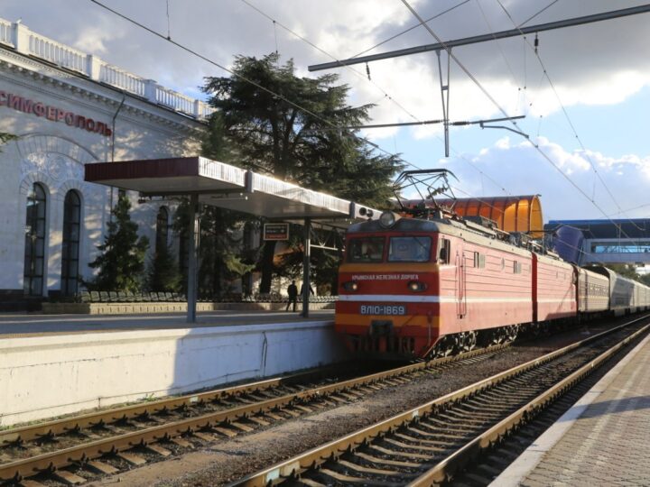 Два дополнительных поезда запустят в Крым из Москвы