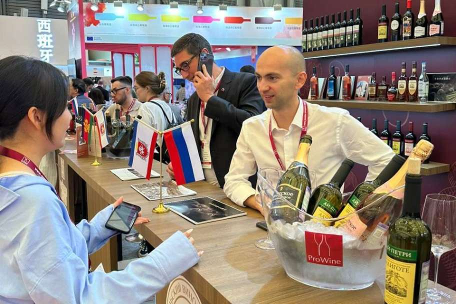 Крымские вина представляют на выставке в Китае