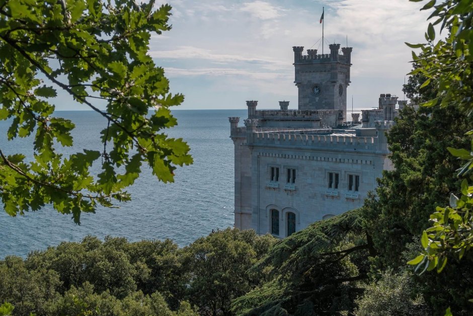 Любви, надежды, тихой славы: что объединяет замок Мирамаре в Северной Италии и замок Кесслера в Крыму