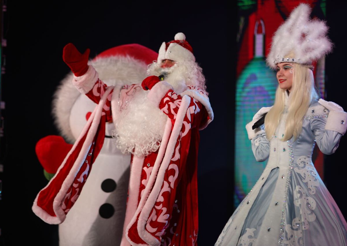 Новогоднее путешествие с Дедом Морозом и Снегурочкой: в Евпатории проведут экскурсию на автобусе