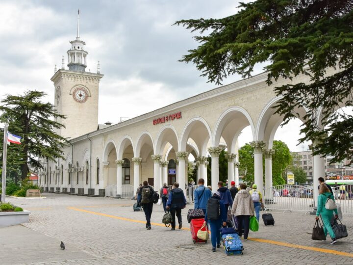 Башня с часами, храм на крыше и таинственные знаки: ТИЦ проведет бесплатные экскурсии по ж/д вокзалу Симферополя