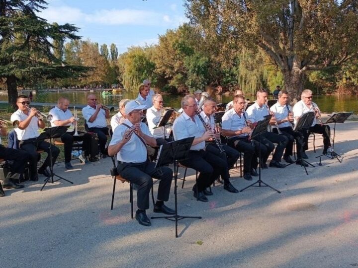 По выходным в парках Симферополя можно насладиться духовым оркестром